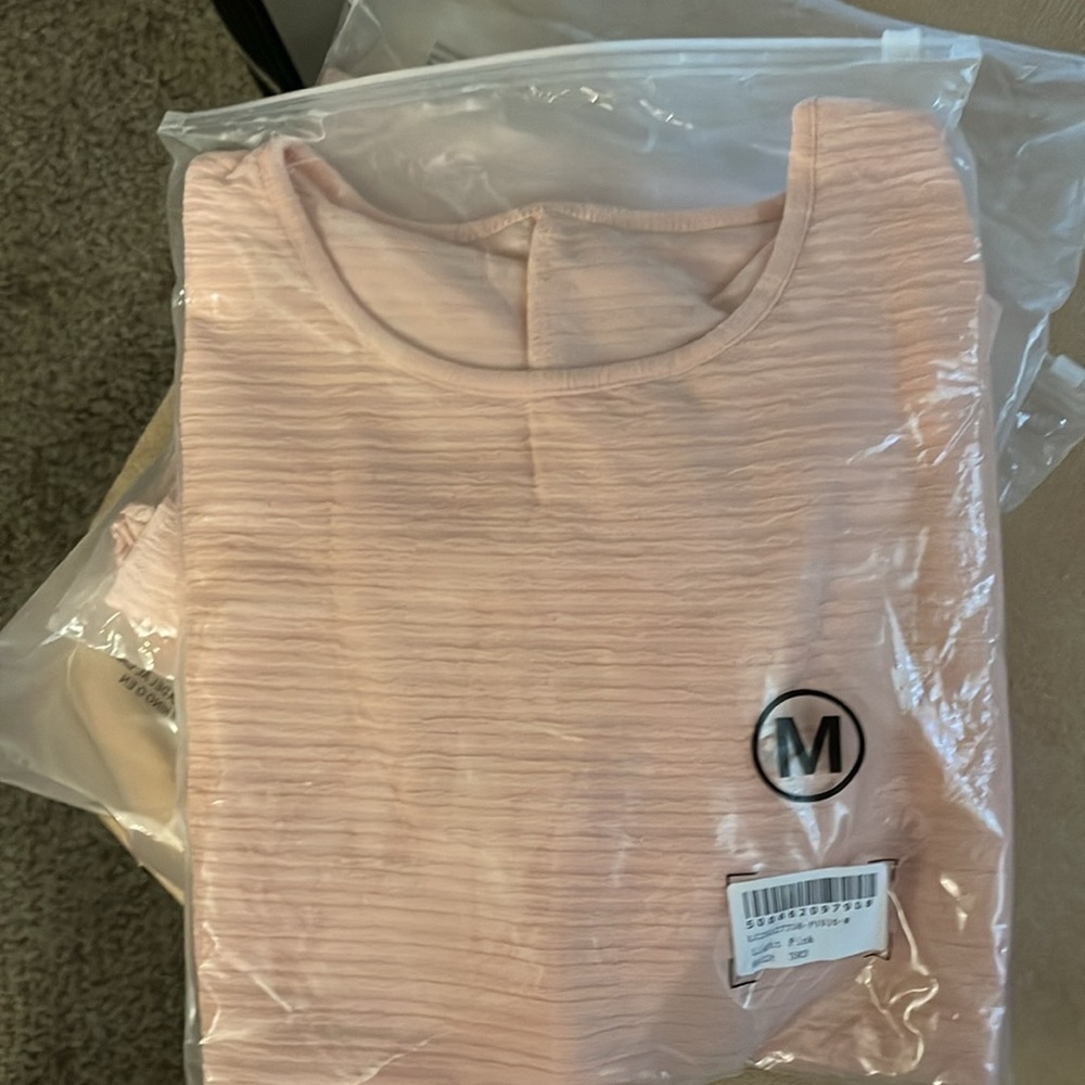 Women's Pink Textured top Round Neck Short Sleeve. New in package - Picture 3 of 5